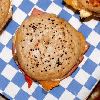 Bagel El Cazador con roast beef y queso gouda