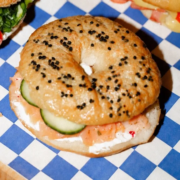 Bagel La Doncella con salmón, philadelphia y pepino