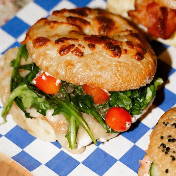 Bagel Verde Hechizo con arúgula, tomate y queso